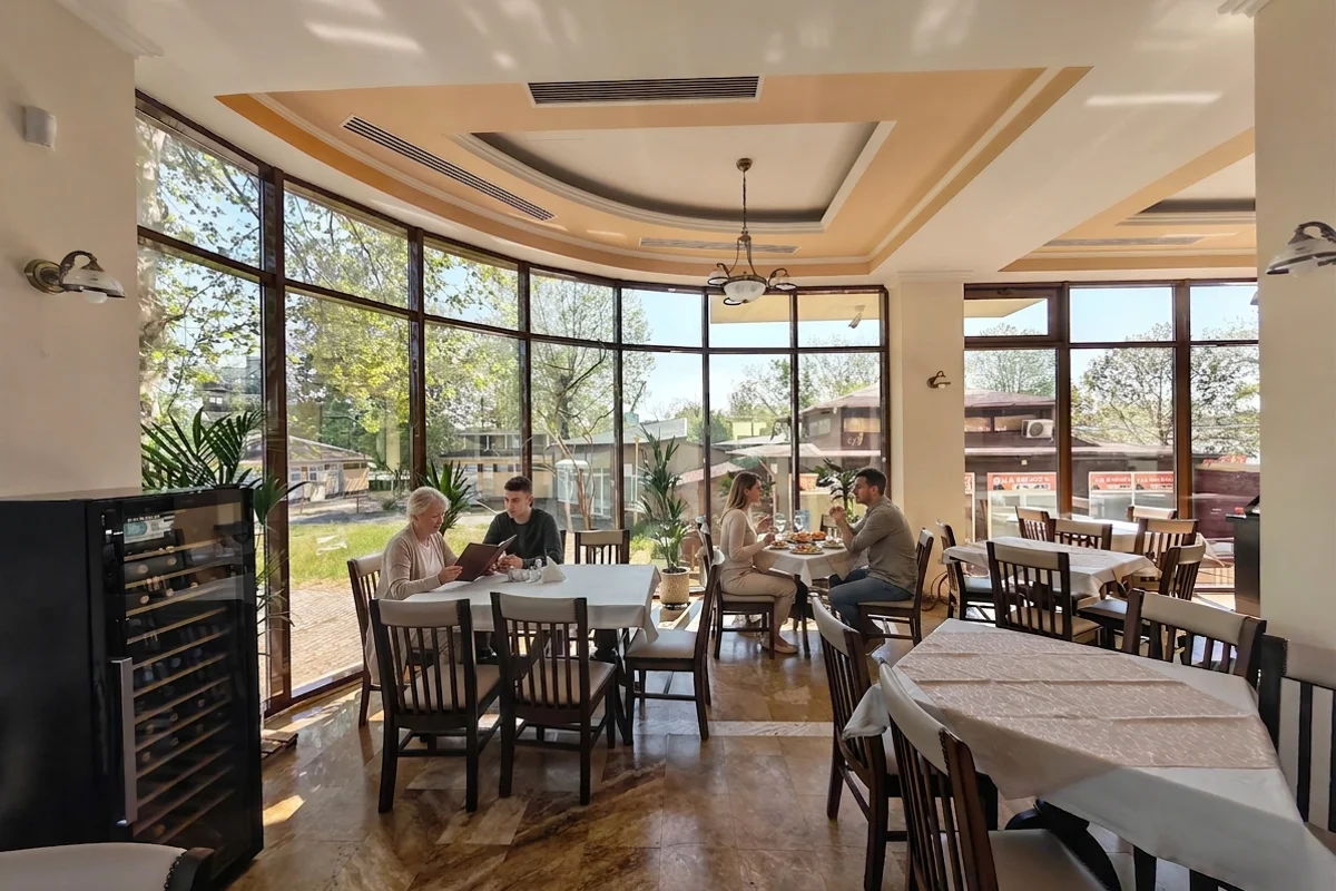 Bar și lounge cu oaspeți